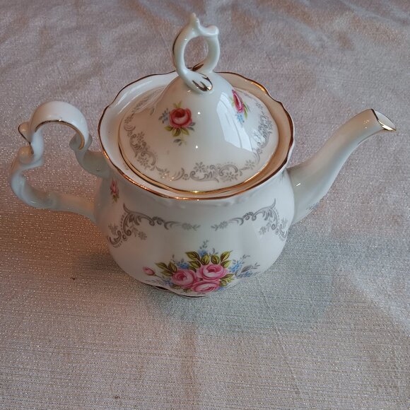 Vintage victorian cabbage roses Royal Albert Bone China Tea Pot Tranquility - Picture 1 of 5